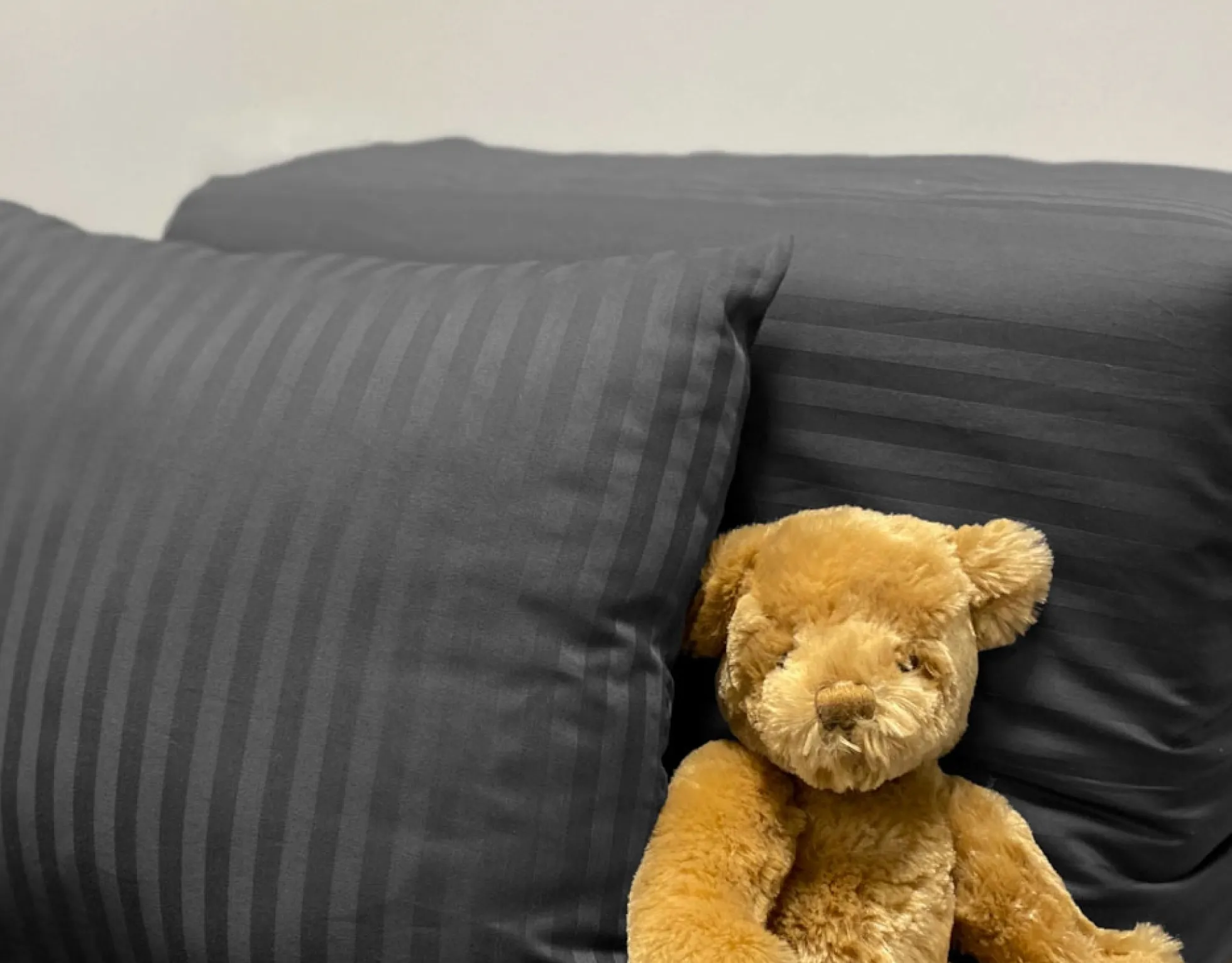 Baby sengetøj 70x100 cm - 100% bomuldssatin - Klassisk mørkegrå striber