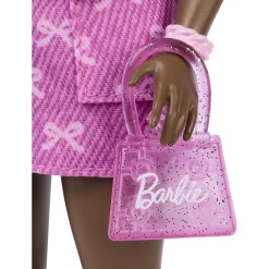 Barbie Deluxe Style mørk dukke - Pink denim nederdel og høreapperat - 30 cm