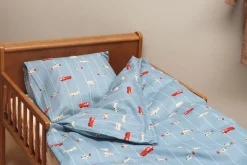 Biler og fly sengetøj - 100% bomuld - Babysengetøj 70x100 cm - Blåt med biler og fly
