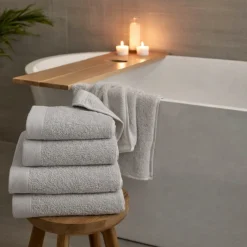 Bomulds håndklæde - 100% bomuld - Badehåndklæde 70x140 cm - Valmue - Lysegrå