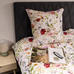 Dobbelt sengetøj 200x220 cm - 100% bomuld - Design med vilde blomster