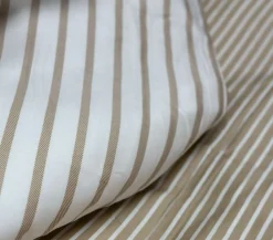 Dobbelt sengetøj 240x220 cm - 100% bomuldssatin - Vendbart sandfarvet striber