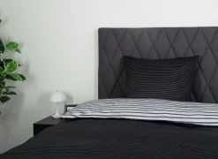 Dobbelt sengetøj 240x220 cm - 100% bomuldssatin - Vendbart sort stribet print