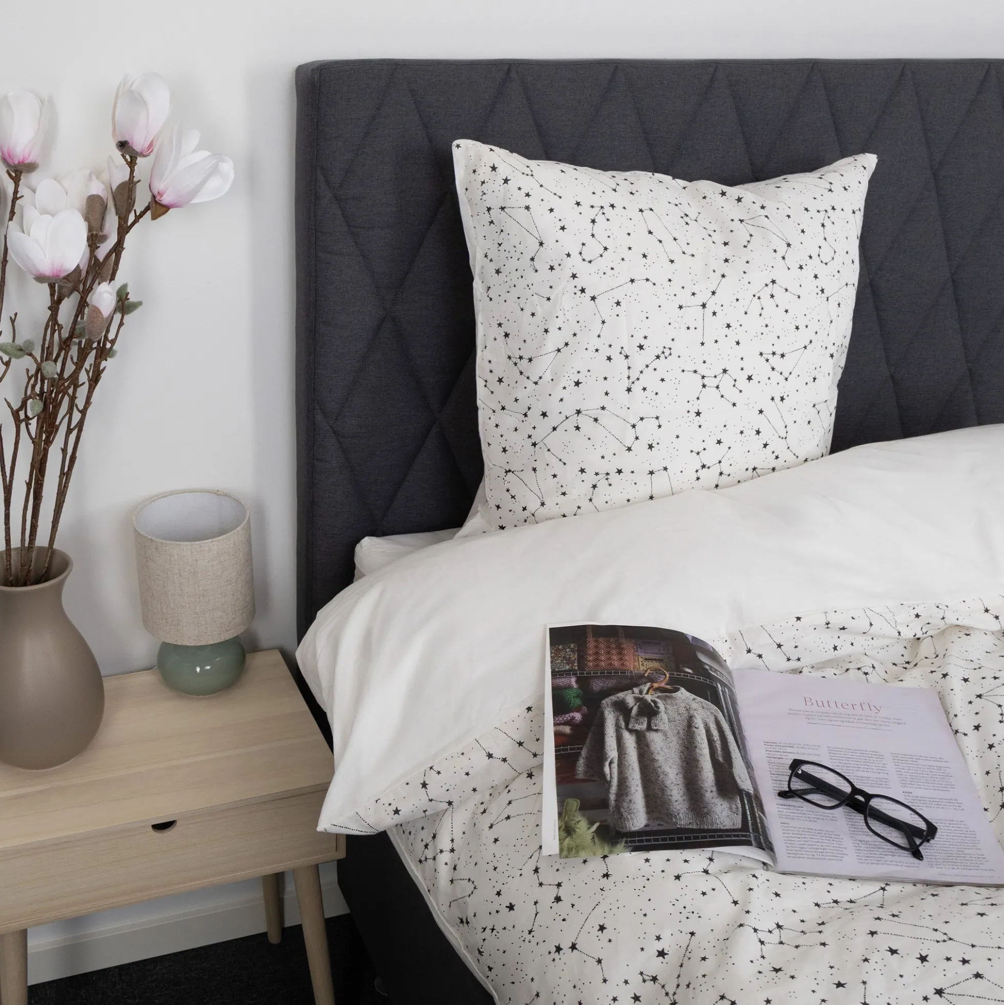 Dobbelt sengetøj 200x220 cm - 100% Bomuld - Zodiac white - Vendbart med stjerner