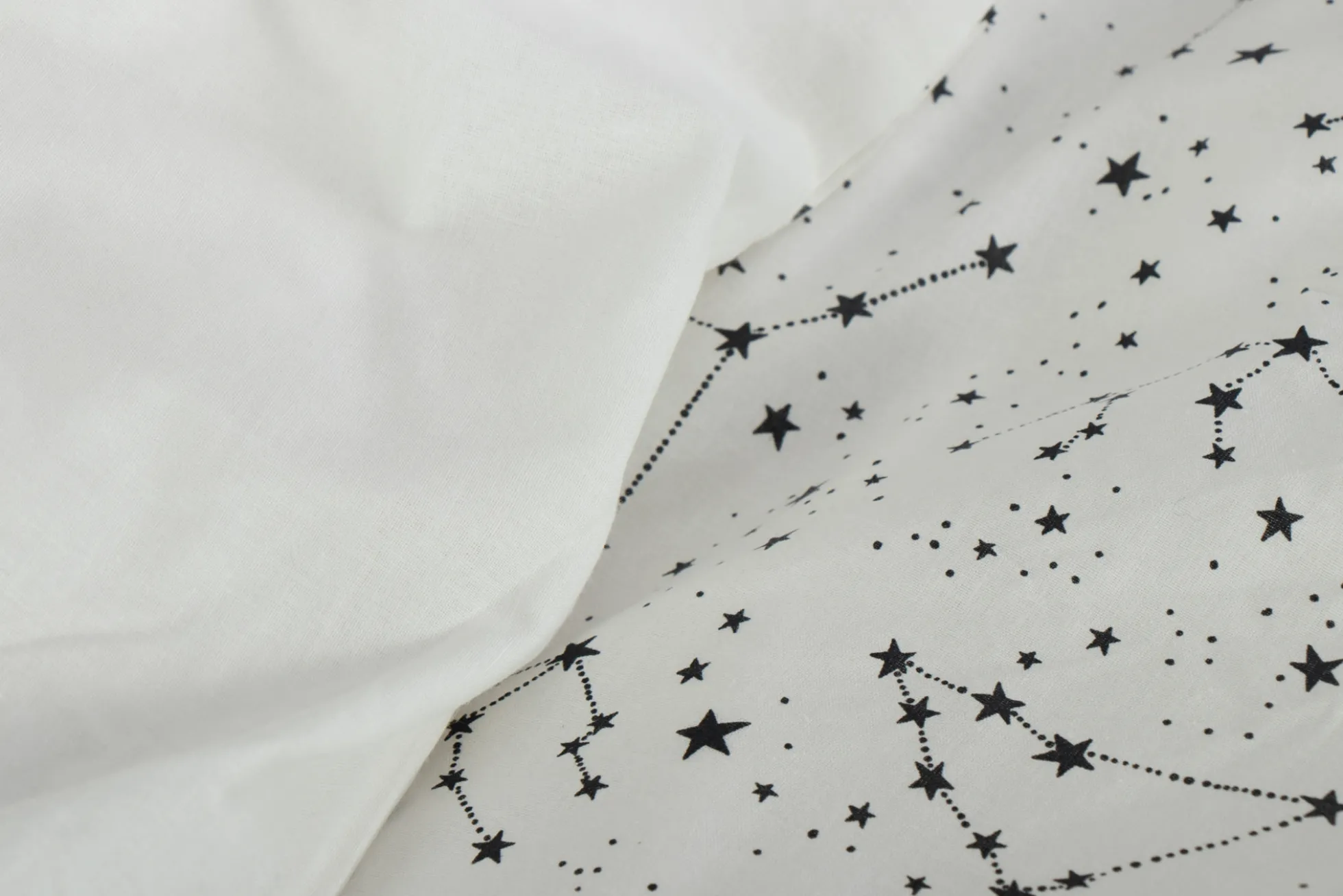 Dobbelt sengetøj 200x220 cm - 100% Bomuld - Zodiac white - Vendbart med stjerner