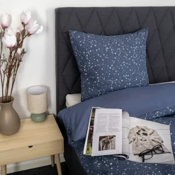 Dobbelt sengetøj 200x220 cm - 100% Bomuld - Zodiac blue - Vendbart med stjerner