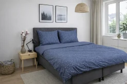 Dobbelt sengetøj 200x220 cm - 100% Bomuld - Zodiac blue - Vendbart med stjerner