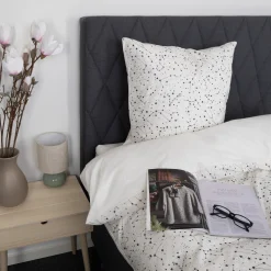 Dobbelt sengetøj 200x200 cm - 100% Bomuld - Zodiac white - Vendbart med stjerner