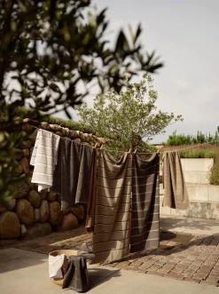 Håndklæde - 100% bomuld - Badehåndklæde 70x140 cm - Zone Denmark Sauna - Stribet Olive