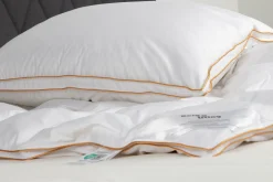 Hovedpude med moskusdun - Mellem pude - 60x63 cm - 3 kammer dunpude - Borg Living Årspuden 2026
