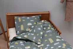 Huse sengetøj - 100% bomuld - Junior sengetøj 100x140 cm - Grønt med huse