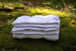 Hybriddyne 9,9 kg vægtdyne med glasperler - 140x220 cm - Helårsdyne med ekstra vægt - Lun kugledyne fra Nordstrand Home