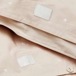 JUNA dobbelt sengetøj 200x220 cm - 100% økologisk bomuld - Daisy sand med broderede blomster