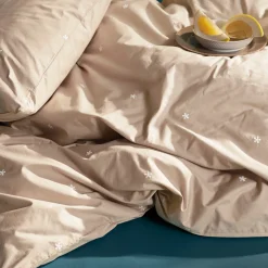 JUNA sengetøj - 100% økologisk bomuld - Daisy baby sengetøj 70x100 cm - Sand med broderede blomster