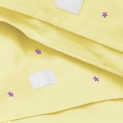 JUNA sengetøj 140x220 cm - 100% økologisk bomuld - Daisy gul med broderede blomster