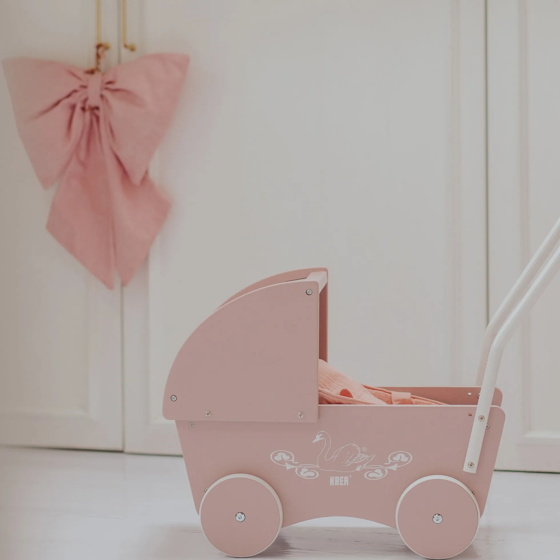 KREA dukkevogn 42x22x44 cm - Rosa med svanemotiv