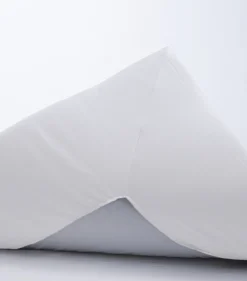 Kuvertlagen med U-split 210x210 cm - 100% bomuldssatin - Splitlængde 90 cm - Hvidt lagen til topmadras - Borås Cotton Cloud satin lagen