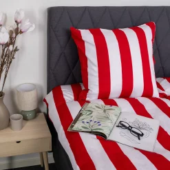 Pudebetræk 60x63 cm - 100% bomuldssatin - Nordic Stripe - Brede røde striber