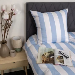 Pudebetræk 60x63 cm - 100% bomuldssatin - Nordic Stripe - Brede lyseblå striber
