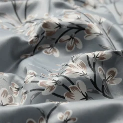 Pudebetræk 60x63 cm - Satin - Lyseblåt vendbart blomster design