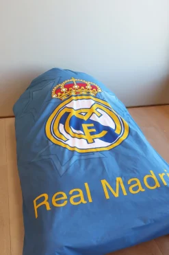 Real Madrid sengetøj - 100% bomuld - Børnesengetøj 140x200 cm - Blåt fodbold sengetøj med stjerner