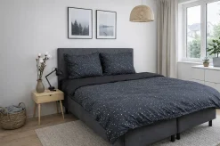 Sengetøj 150x210 cm - 100% Bomuld - Zodiac black - Vendbart med stjerner
