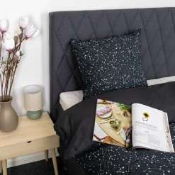 Sengetøj 150x210 cm - 100% Bomuld - Zodiac black - Vendbart med stjerner
