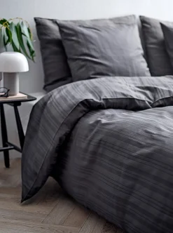 Sengetøj 140x200 cm - 100% Damaskvævet bomuldssatin - Södahl Noble - Antracitgrå