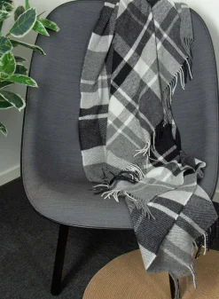 Uldplaid med finkæmmet uld - 130x200 cm - Blødt uldtæppe med flotte grå tern - By Borg plaid